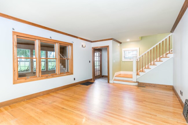 Building Photo - 606 Valley Ave NW