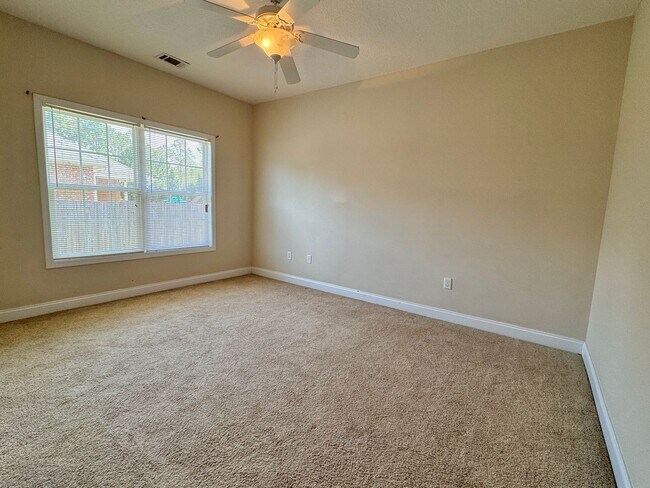 Building Photo - COMING SOON IN MID-AUGUST! [PET FRIENDLY]