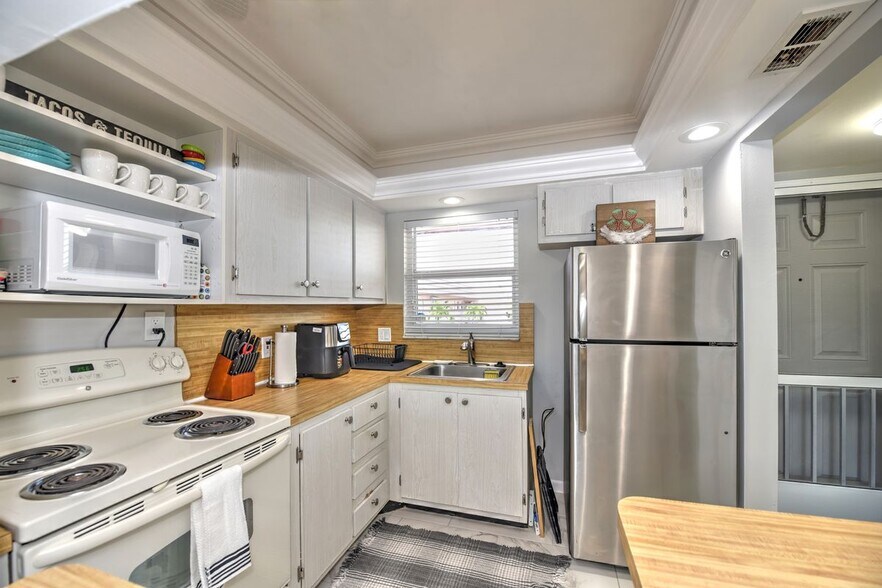 Building Photo - 170 Turtle Lake Ct