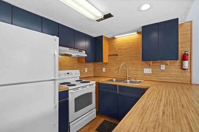 Building Photo - Now Allowing 1 small dog under 30Lbs - Spacious 2 bed/2 bath Deer Creek Villas-Surfside