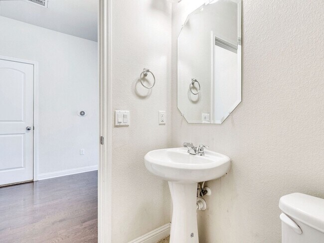 Building Photo - Beautiful 3/BR 2.5/BA Rental with Spacious...