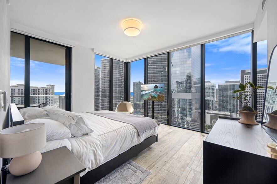 Building Photo - 1010 Brickell Ave