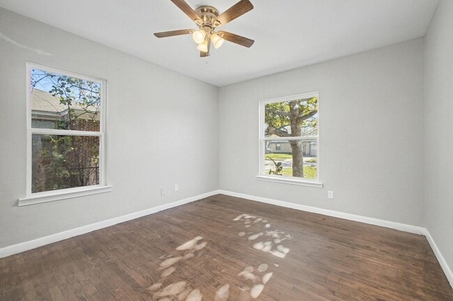 Building Photo - 2319 Glengariff Dr