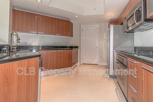 Building Photo - Large 2 bedroom/2 bath condo on the river
