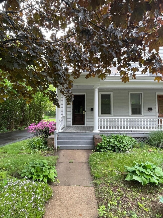 Primary Photo - 1740 Farmington Ave