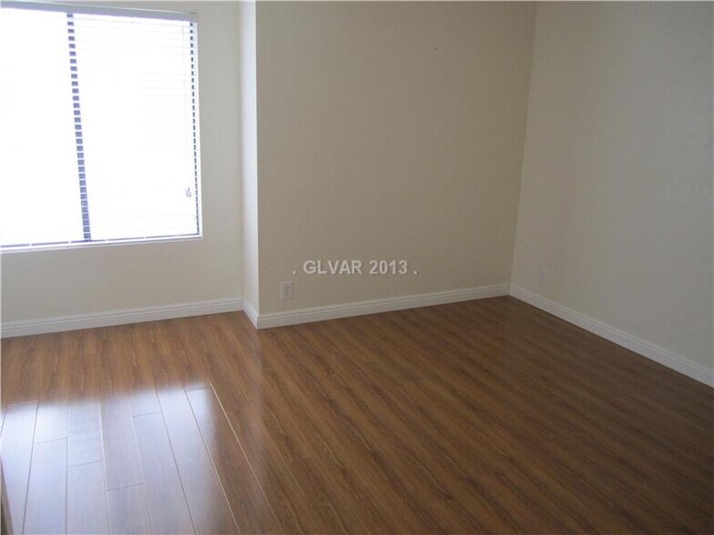Building Photo - 5033 Vivaldi Dr