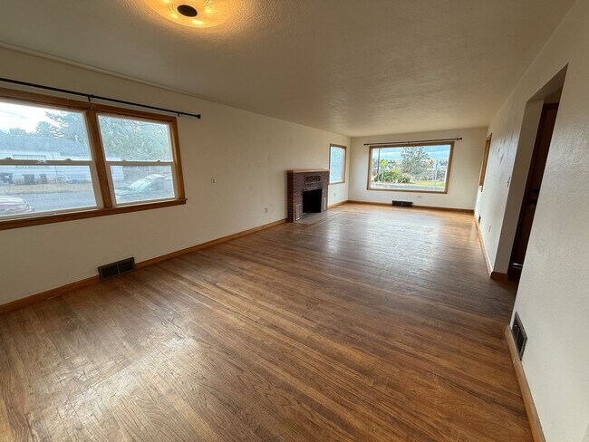 Building Photo - Remodelled Home on Dry Canyon