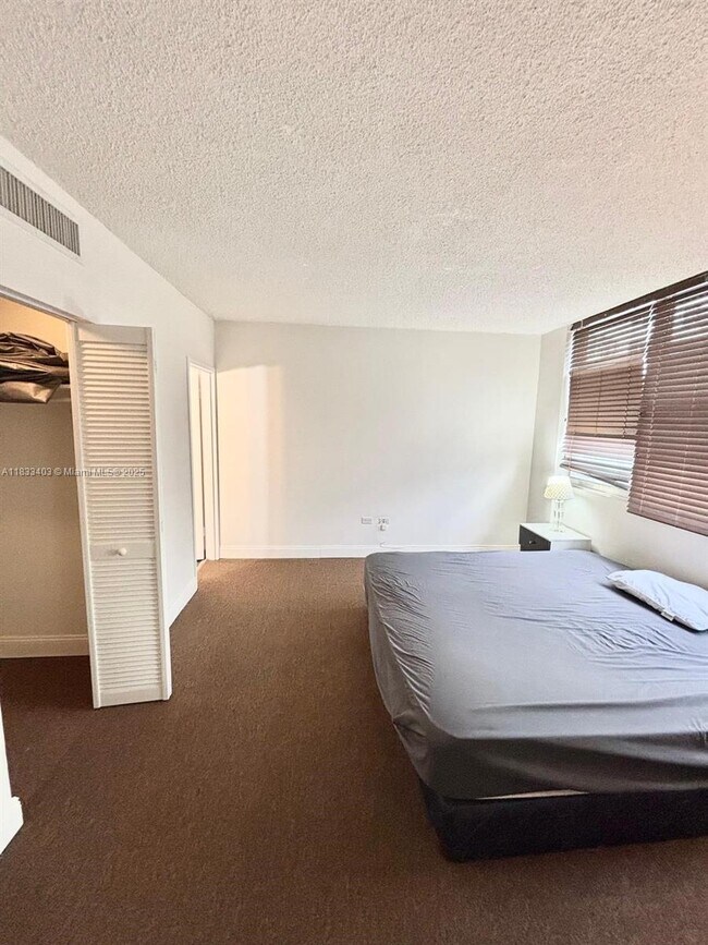 Building Photo - 801 Brickell Bay Dr