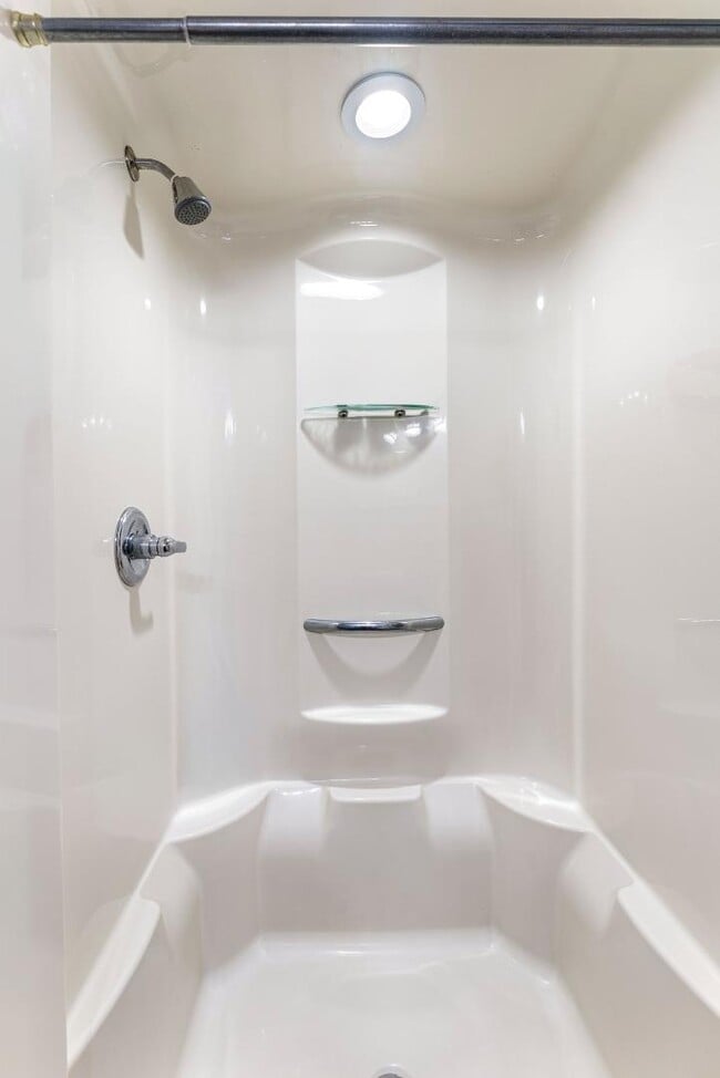 Building Photo - 523 N Bertrand St