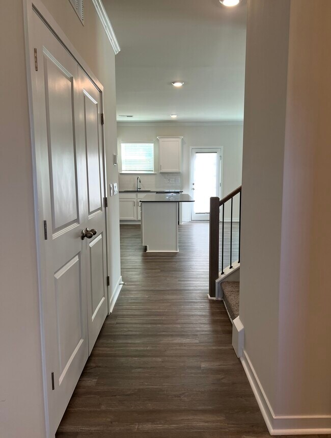 Building Photo - 422 Janie Cir