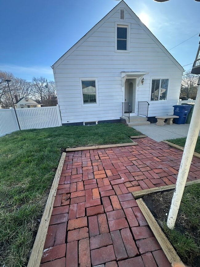 Building Photo - Charming 3 Bedroom In Central Columbus with Fenced in Yard