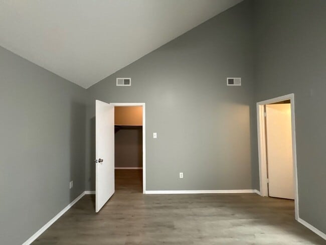Building Photo - Newly Refreshed 3 bedroom 2 bath duplex