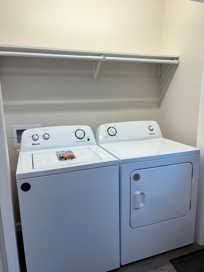 Building Photo - 925 W Market St