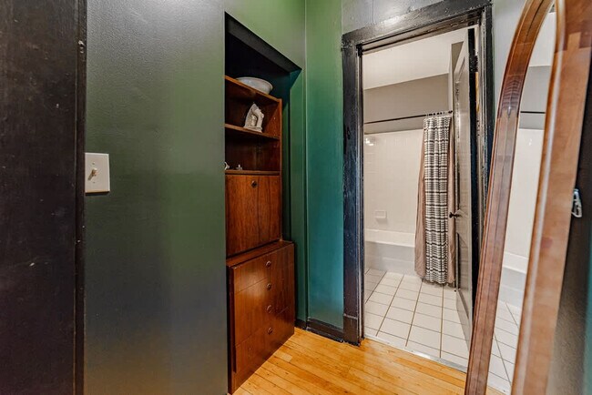 Building Photo - 1708 W Waveland Ave