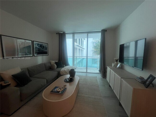 Building Photo - 950 Brickell Bay Dr