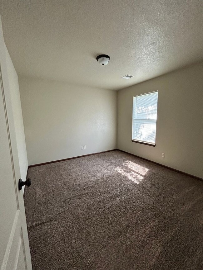 Building Photo - 132 SE Rock Garden Ln