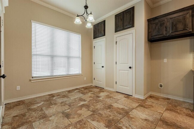 Building Photo - 600 Irish Ln