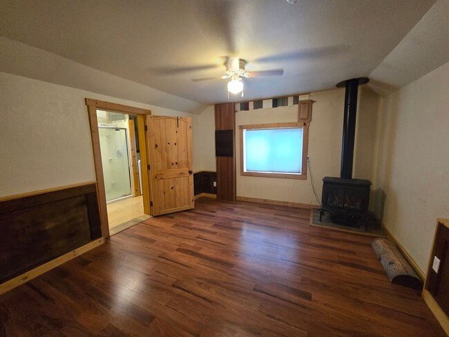 Building Photo - *LEASE PENDING* For Rent: 2 Bed/1 Bath Hom...