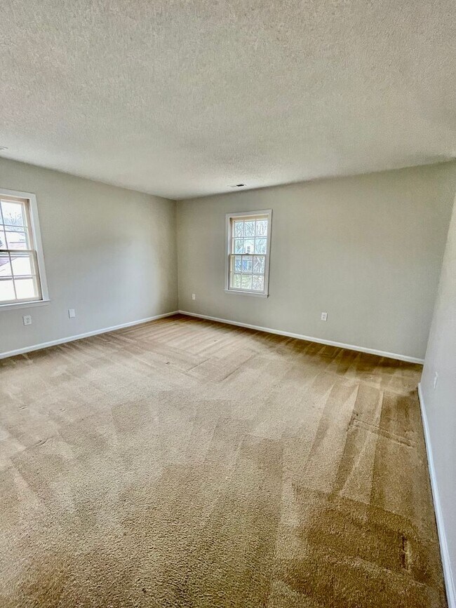 Building Photo - Welcome to this beautiful 5-bedroom, 2.5 bathroom home located in the vibrant city of Charlotte, NC