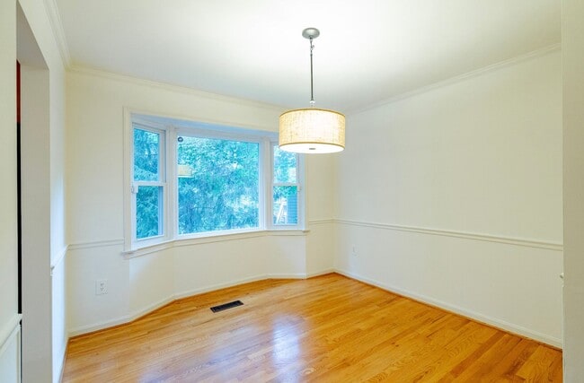 Building Photo - Fabulous 4 Bed 2.5 Bath Colonial With Pati...