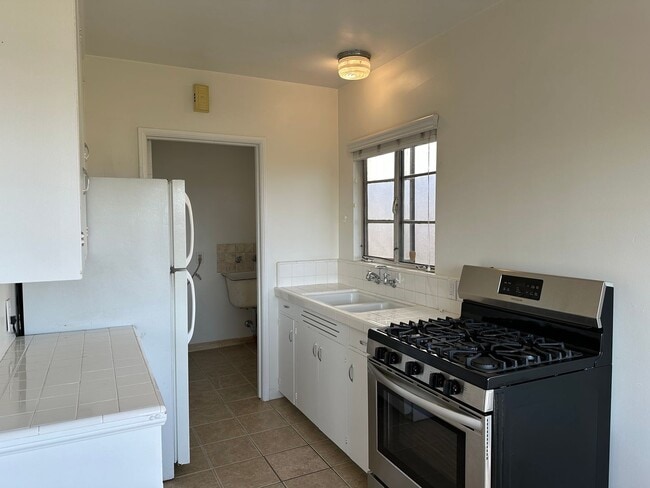 Building Photo - Riviera 1 Bdrm with City Views!