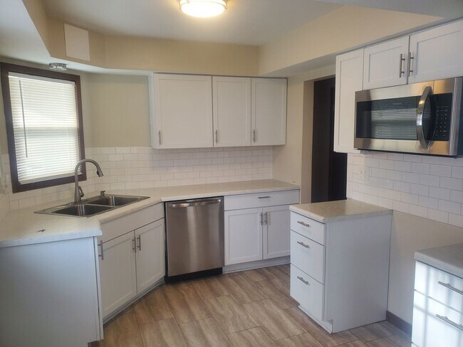 Building Photo - 3 Bedroom Single Family Ranch Home