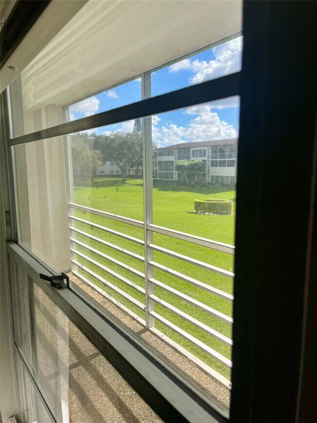 Building Photo - 144 Mansfield D