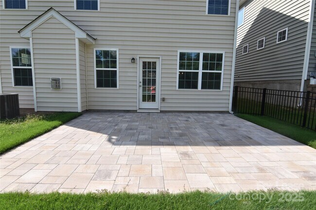 Building Photo - 1121 Blackwaterside Dr
