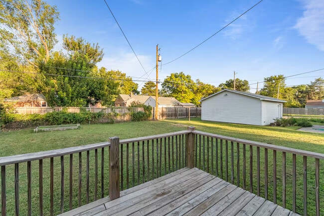 Building Photo - 2108 N Hood St