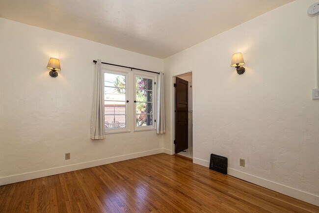 Building Photo - Beautifully Restored 3BR Miracle Mile Duplex | 1,725 SF | Near Metro D Line