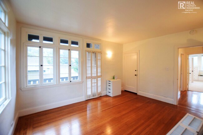 Building Photo - Timeless 4 Bedroom in West Montclair