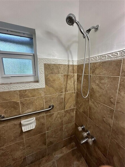 Building Photo - 200 W 53rd Terrace