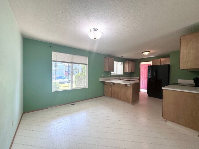 Building Photo - Wonderful centrally located Powell Butte 3...