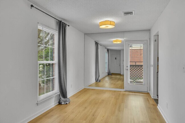 Building Photo - Spotless home in the most convenient locat...