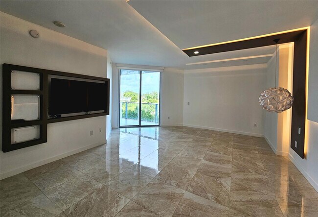 Building Photo - 17301 Biscayne Blvd