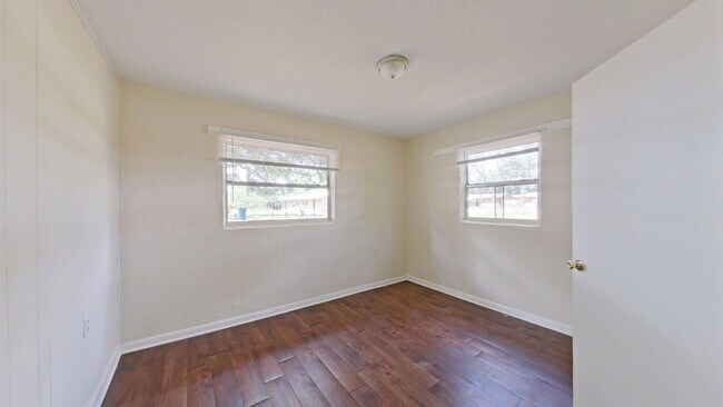 Building Photo - Lovely 2/1 - Convenient Location
