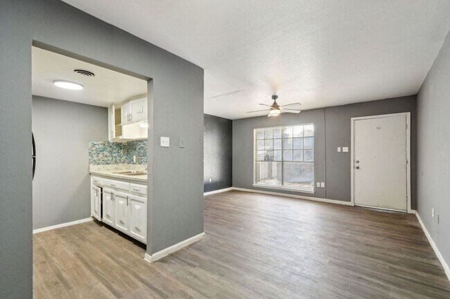 Interior Photo - DE CHANTLE