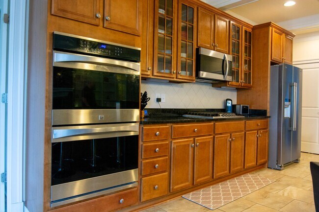 Building Photo - 6883 Birmingham Dr