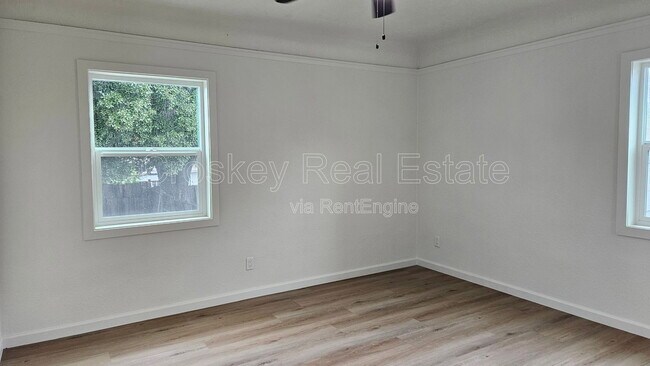 Building Photo - 1346 Redwood St