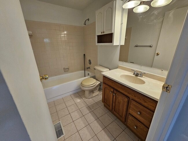 Building Photo - 829 Pondview Ct
