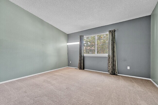 Building Photo - $2,350.00, 2-bed, 2.5-bath townhouse in th...