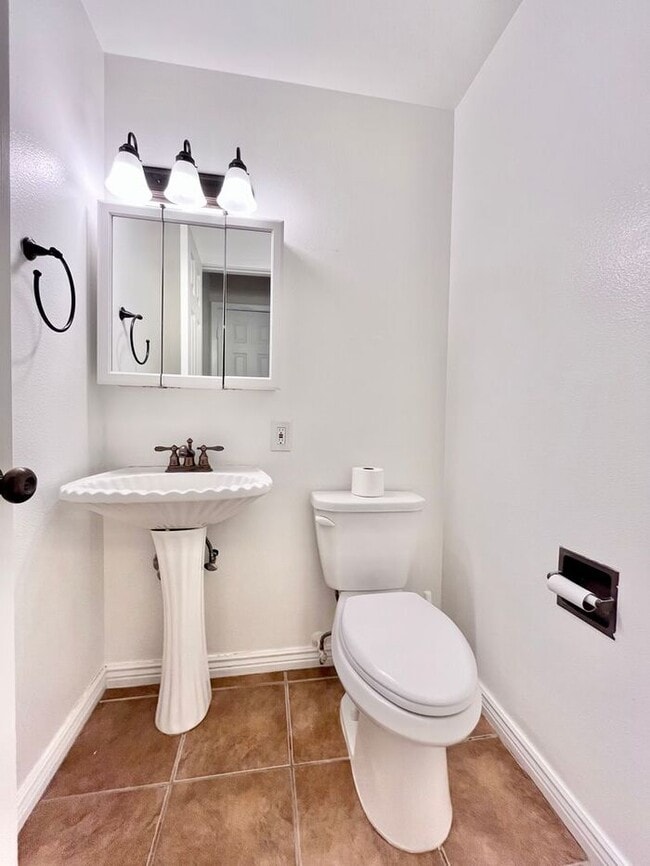 Building Photo - Townhome in Central Windsor!