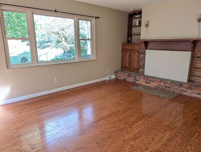 Building Photo - AVAILABLE NOW! Spacious 3 Bed / 2.5 Bath Home in Washington Twp with Basement!