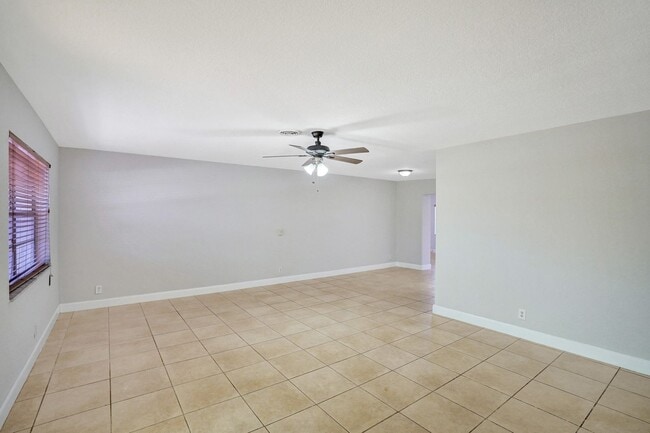 Building Photo - Spacious and beautiful home with a fenced backyard!