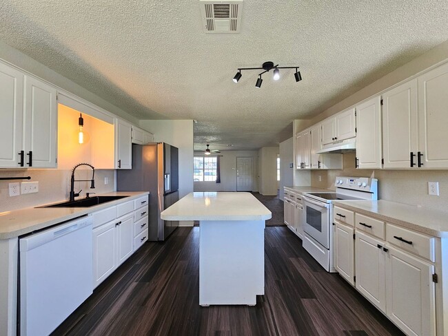 Building Photo - HUD / SECTION 8 ACCEPTED - RENT SPECIAL - AVAILABLE NOW!