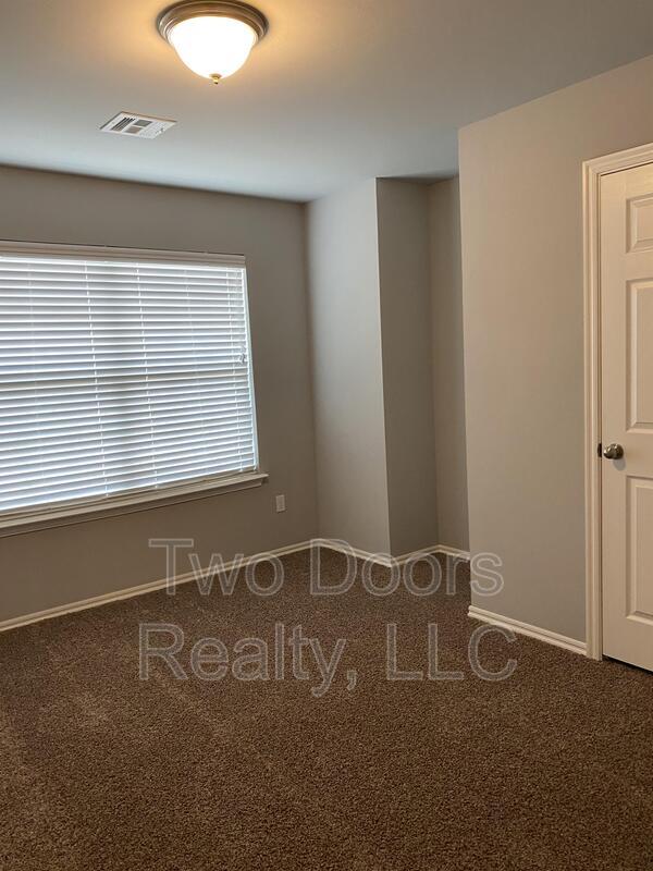 Building Photo - 10240 Hidden Village Dr