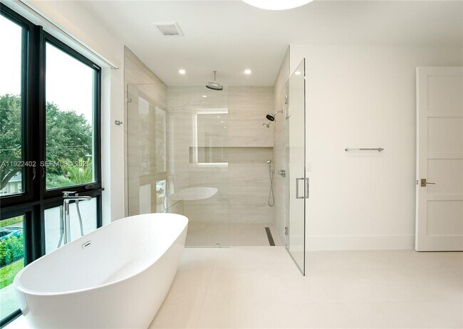 Building Photo - 333 NE Spanish Ct