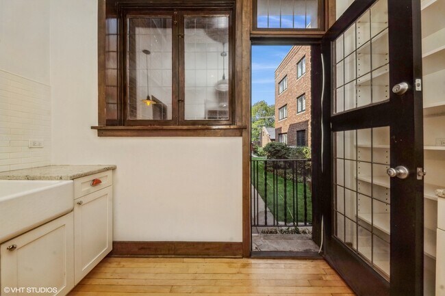 Building Photo - 5656 S Dorchester Ave