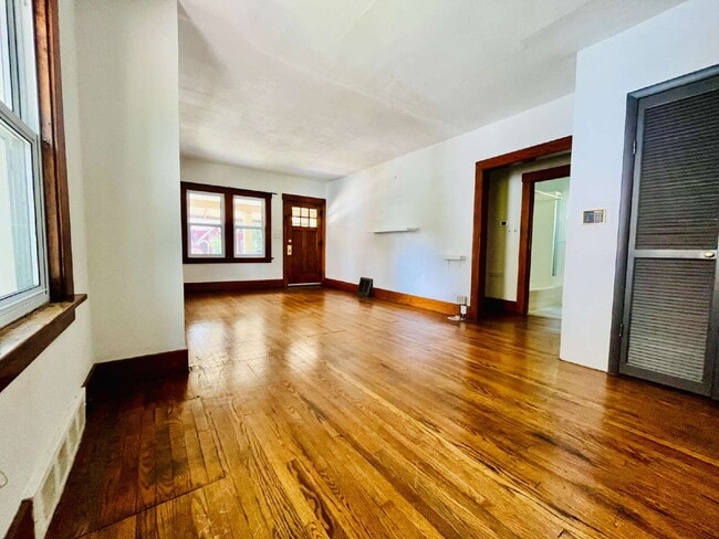 Building Photo - Charming 2-Bedroom Gem in Royal Oak – Walking Distance to Downtown!