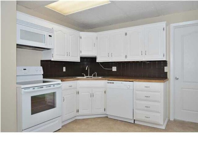Building Photo - Charming 4-Bedroom, 2-Bathroom Home with T...